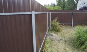 Як зробити паркан з профнастилу (профлиста) своїми руками