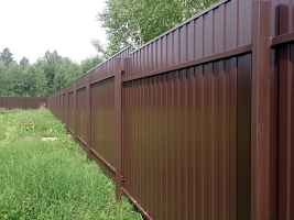 Пристрій забору з профільованого листа